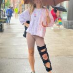 Heléne Yorke Instagram - A lil’ limp and a lil’ rain won’t stop me! Go vote! Brooklyn Heights