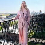 Heléne Yorke Instagram - 🌸 beautiful @heleneyorke 🌸season 3 of @othertwoshow is coming 🌸 🕴️: @tibi 👡: @stuartweitzman 💎: @_jennybird 💇‍♀️: @xaviervelasquez 💄: @lisaaharon #styling assist: @carlee___ @miacstella with #studioses team: @cianalaura @himanyasingh__ @maggiejankuska @valeriaperezt @ellaxcheadle @jada.maraii The Williamsburg Hotel