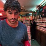 Helena Caldeira Instagram - Videoclube (A)MÉRICA - Sílvia safest place Um trabalho magnífico do Wayne dos Santos, diretor de arte da nossa série Rabo de Peixe, agora na @netflix 1.ª foto da incrível @ines.subtil_ 🤍 @augusto_fraga_director @netflixpt @lobomau.producoes #rabodepeixe #helenacaldeira