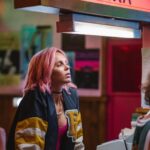 Helena Caldeira Instagram - Videoclube (A)MÉRICA - Sílvia safest place Um trabalho magnífico do Wayne dos Santos, diretor de arte da nossa série Rabo de Peixe, agora na @netflix 1.ª foto da incrível @ines.subtil_ 🤍 @augusto_fraga_director @netflixpt @lobomau.producoes #rabodepeixe #helenacaldeira