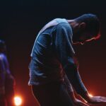 Helena Caldeira Instagram - HOMO SACER Hoje às 18h no Cine Teatro Louletano Fotos : @filipeferreiraphoto Encenação, dramaturgia e texto | Maria Gil e Teresa V. Vaz Criação e interpretação | Afonso Viriato, Helena Caldeira, Kali Musa, Miguel Ponte, Teresa Manjua, Vasco Lello Curadoria teórica e apoio dramatúrgico | Ana Rita Alves Música original | Nuno Preto e Samuel Martins Coelho Sonoplastia | Maria Gil e Teresa V. Vaz Desenho de luz e operação técnica | Manuel Abrantes Espaço cénico | Daniela Cardante Figurinos | Isabel Brissos Direção de produção | Bestiário Apoio à direção de produção | Bruno Esteves Produção executiva | Diana Almeida Vídeo | Rafael Fonseca Fotografia e teaser | Bruno Simão Assessoria de comunicação | Helena Marteleira Coprodução | Casa da Cultura de Ílhavo - 23 Milhas, Teatro Municipal de Bragança, Teatro Nacional D. Maria II, Teatro Viriato Acolhimentos | Cine Teatro Curvo Semedo, Cine Teatro de Elvas, Cine Teatro de Serpa, Mákina de Cena - Festival Contrapeso e Cine Teatro Louletano Residências de coprodução | Casa da Cultura de Ílhavo - 23 Milhas, O Espaço do Tempo, Teatro Viriato Residências | DeVIR CAPa Apoios financeiros | Câmara Municipal de Lisboa | República Portuguesa - Cultura I DGARTES – Direção-Geral das Artes Apoios | Bestiário (editora), CoffeePaste, Gerador, Pólo Cultural das Gaivotas Espetáculo apoiado por Casa da Cultura de Ílhavo - 23 Milhas, Teatro Municipal de Bragança, Teatro Nacional D. Maria II, Teatro Viriato, O Espaço do Tempo, DeVIR CAPa, Câmara Municipal de Lisboa e República Portuguesa - Cultura I DGARTES – Direção-Geral das Artes Loulé