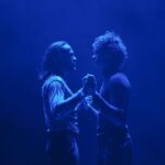 Helena Caldeira Instagram - HOMO SACER Hoje às 18h no Cine Teatro Louletano Fotos : @filipeferreiraphoto Encenação, dramaturgia e texto | Maria Gil e Teresa V. Vaz Criação e interpretação | Afonso Viriato, Helena Caldeira, Kali Musa, Miguel Ponte, Teresa Manjua, Vasco Lello Curadoria teórica e apoio dramatúrgico | Ana Rita Alves Música original | Nuno Preto e Samuel Martins Coelho Sonoplastia | Maria Gil e Teresa V. Vaz Desenho de luz e operação técnica | Manuel Abrantes Espaço cénico | Daniela Cardante Figurinos | Isabel Brissos Direção de produção | Bestiário Apoio à direção de produção | Bruno Esteves Produção executiva | Diana Almeida Vídeo | Rafael Fonseca Fotografia e teaser | Bruno Simão Assessoria de comunicação | Helena Marteleira Coprodução | Casa da Cultura de Ílhavo - 23 Milhas, Teatro Municipal de Bragança, Teatro Nacional D. Maria II, Teatro Viriato Acolhimentos | Cine Teatro Curvo Semedo, Cine Teatro de Elvas, Cine Teatro de Serpa, Mákina de Cena - Festival Contrapeso e Cine Teatro Louletano Residências de coprodução | Casa da Cultura de Ílhavo - 23 Milhas, O Espaço do Tempo, Teatro Viriato Residências | DeVIR CAPa Apoios financeiros | Câmara Municipal de Lisboa | República Portuguesa - Cultura I DGARTES – Direção-Geral das Artes Apoios | Bestiário (editora), CoffeePaste, Gerador, Pólo Cultural das Gaivotas Espetáculo apoiado por Casa da Cultura de Ílhavo - 23 Milhas, Teatro Municipal de Bragança, Teatro Nacional D. Maria II, Teatro Viriato, O Espaço do Tempo, DeVIR CAPa, Câmara Municipal de Lisboa e República Portuguesa - Cultura I DGARTES – Direção-Geral das Artes Loulé