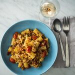 Henri Alén Instagram - Uudenvuoden linssipasta Italiassa linssipastaa nautitaan uudenvuoden aattona, koska linssien kolikkomaisen muodon uskotaan tuovan vaurautta ja rahaa. No näinä kovien inflaatioiden aikana on kaikki keinot kokeiltava, ja linssit käännettävä. Mutta herkkua tämä on ja resepti suoraan Henkan Italia kirjasta. Hyvää uuttavuotta! 500g Ditali tai Rigatoni-pastaa 200g punaisia linssejä 3 viipaletta pekonia (Tai pancettaa jos saatavilla) 1 pieni sipuli 1 varsisellerin varsi 1 porkkana 10 kirsikkatomaattia 2dl valkoviiniä 8dl kasvislientä 3rkl oliiviöljy 1 ruukku leikattua lehtipersiljaa suolaa ja mustapippuria tarjoiluun parmesaanijuustoa 1. Hienonna pekoni. Kuori ja kuutioi porkkana ja sipuli. Hienonna varsiselleri. Halkaise kirsikkatomaatit. Ruskista pekoni padassa tai kattilassa ja lisää mukaan oliiviöljy sekä pilkotut vihannekset. Jatka kuullottamista muutama minuutti ja lisää mukaan valkoviini. 2. Anna kiehua viisi minuuttia tai kunnes lähes kaikki viini on haihtunut. Huuhtele linssit kylmän veden alla lisää mukaan. Lisää mukaan myös liemi ja hauduta miedolla lämmöllä 20 minuuttia. 3. Keitä pasta suolatussa vedessä lähes kypsäksi (siivilöi kaksi minuuttia ennen ohjeissa annettua keittoaikaa. Lisää pastat linssimuhennoksen joukkoon ja mausta suolalla ja pippurilla. Jatka kypsennystä muutama minuutti niin että pasta kypsyy loppuun ja irtoava tärkkelys saostaa kastiketta. Lisää lopuksi mukaan hienonnettu lehtipersilja. Tarjoile pasta raastetun parmesaanijuuston kera. #uusivuosi #pastaelenticchie #linssipasta #bene #nuovoanno Photo by @nicobackstrom