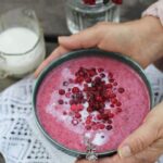 Henri Alén Instagram - Hyvä Suomalaiset🙌 Tein @murubabyfood vispipuuron innoittamana puolukka-omppu mannapuuron. Miksi? No siksi että puolukka on hyvää, terveellistä ja ikuisten mango/banaani soseiden seassa siinä on jotain niin kotoisaa. Vähän mietittiin miten tämä tavara liikkuu hyllyltä mutta yllätykseksi mustikka/puolukka/mustaherukkaa sisältävät ruoat viedään käsistä pikkuisten hyppysiin😊. Ja siitähän kokille hyvä fiilis tulee. Menkää metsään napsimaan puolukoita, ja jos ette pääse niin napsikaa Muru Babya. Sopii vauvasta vaarille, ja kaikelle siltä väliltä😊. #murubaby #puurotime #puolukka #ihanuutta #pehmeää #herkkua #babyfood #mannaataivaasta