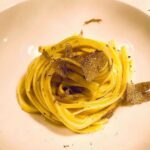 Henri Alén Instagram - Tarrrrtufo! Kukaan teistä ei arvaa mitä ens viikolla tulee @restaurantfiasco menulle? Vinkki: Sitä on mustaa ja valkoista, asuu maan uumenissa. Sitä syödessä ei voi murehtia. Se naurattaa. #vihdoin #season #syksyalkaa #tubermelanosporum #tuberaestivum #tubermagnatumpico