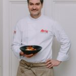 Henri Alén Instagram - Joulukanaa juhlapöytään! (Mainos @atriasuomi) Pienemmälle pesueelle joulupöytään tuo juhlallisuutta jouluinen kana. Joko kokonaisena uunissa paahdettuna tai vähän viilatummin kuten itse kokkasin kavereiden kanssa Atrian tilaisuudessa pari viikkoa sitten. Maustemaailmasta löytyy muun muassa appelsiininkuorta, omenaa ja ripaus rakuunaa. Paistuessaan tupaan tulvahtaa tuoksu joka takuulla houkuttelee joulupukin piipunhormista sisään. Tässä kanan resepti, ja lisää tarinaa tuolla storyjen puolella! 📷 Koko Hela resepti löytyy myös linkistä BIO:ssa Paistettua joulukanaa ja kermaista kastiketta: 1-2 kokonaista joulukanaa Leikkaa kanoista koivet irti ja paloittele ne koipiin ja reisiin rintafileet rangoista. Laita lihat uunipellille ja paista kypsäksi 170°C:ssa noin 35 minuuttia. Kastike: Kanojen rangat Noin 1ltr vettä 3 shalottisipulia 2 kuorittua valkosipulinkynttä 2 dl valkoviiniä 1 laakerinlehti 1 dl kuohukermaa 100 g kylmää voita tilkka kasviöljyä suolaa ja pippuria Paloittele rangat ja laita kylmään veteen. Tuo kiehumispisteeseen ja kuori pinnalle muodostuvaa vaahtoa. Anna rankojen poreilla 30 minuuttia ja siivilöi liemi puhtaaseen kattilaan. Keitä lientä kasaan, kunnes jäljellä on puolet liemestä. Kuori ja hienonna shalottisipulit. Laita ne kattilaan valkoviinin ja laakerinlehden kera. Keitä viini noin puoleen ja lisää mukaan kanaliemi sekä kerma. Jatka keittämistä 10 minuuttia. Siivilöi puhtaaseen kattilaan. Vispaa voi mukaan lopussa pieninä paloina ja mausta kastike suolalla sekä pippurilla. #atriasuomi #joulukana #joulu #kannoo #kivatjutut #christmas #chicken