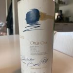 Henri Alén Instagram - Opus One Vaimon synttäreiden kunniaksi tuli kokattua peuranpaistia ja avattua 2005 ostettu Opus One. Nuorena kokkina tämä viini edusti itselle progressiivisuutta ja tykkäsin sen ideasta. Amerikkalainen Robert Mondavi ja Ranskalainen Baron Philippe de Rothschild kimpassa tämän vineton pyöräyttivät ja näin uuden sekä vanhan viinimaiden kulttuurit löivät kättä yhteen. Viini oli Kaliforniasta tuttua vahvaa tammea ja kypsää hedelmää mutta silti Ranskalaisen Bordeauxin herkkyyttä löytyi. Kokattu peura jäi inasen jalkoihin mutta paistetut kantarellit toivat viinistä esiin sen parhaat puolet. Kannatti hillota kaapissa, ja ennenkaikkea isot onnittelut vaimolle synttäreiden johdosta❤️. #opusone #dinnerson #fest #wines #himas #kotona #chef #californianwines🍷❤️