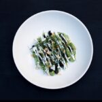 Henri Alén Instagram - Gnocchi 🌱 Yrtti gnoccheja, ricottaa ja mustaa valkosipulia. Päällä fenkolin versoa. Gnocchit on ehkä lemppari pastaa kun oikein tehty ja maustettu. Juju on siinä että ne tulisi tarjoilla asap. Keittämisen ja maustamisen jälkeen. Kuohkeita, pehmeitä ja kevyitä herkkupalleroita. Mitä vähemmän taikinassa on vehnäjauhoja, sitä pehmeämpi gnocchi. Ja puikulaperunasta syntyy se paras peruna-gnocchi. Siitä ei paremmaksi voi pistää😊. @restaurantfiasco #gnocchi #pasta #primi #fiasco? #bene #italiancuisine #pottuva #herkkupallerot