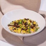 Henri Alén Instagram - Cacio e pepe risotto 🇮🇹 Tuhtiin risottoon sopii hyvin kunnon tujaus paahdettua ja murskattua mustapippuria. Päälle vielä guancialea ja vähän hyydytettyä keltuaista. Nyt @restaurantfiasco listalla. Tässä joulupuurossa mantelina toimii maku, ja sen löytää kaikki🙌. #risottolove #cacioepepe #fiasco #ristorantefiasco #helsinki #joulupuuro #bene