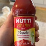 Henri Alén Instagram - Raakana uuniin mars! Pitkään tehnyt mieli testata pastareseptiä jossa kaikki raaka-aineet kypsennetään suoraan uunissa ilman soosien esikeittelyä tai muuta säätöä. Kypsäksi toki kaiken saa, mutta niin että myös pastan rakenne olisi optimaalinen, ei ylikypsä. Keskimäärin pasta sitoo nestettä 75% omasta painostaan olematta täysin mössöä. Sitten valitsin soosiksi Passatan joka ei vaadi esikeittämistä tai redusoimista makean maun esiin tuomiseksi. Lisäksi sileä rakenne auttaa nopeaan soosin muodostumiseen. Tämä nyt vähän tieteellisen hömpän lopputulos. Ei täydellinen läheskään mutta oman elämän pastaseikkailijat kokeilkaa. Huom. Tämä ei ole kun kaksi kertaa testattu metodi. Lihapullat: 0,7dl korppujauhoja 1dl mietoa lihalientä 400g sika/nauta jauhelihaa 1,5tl suolaa 0,5tl kuivattua oreganoa 0,5tl savustettua paprikaa mustapippuria Liota korppujauho lihaliemessä. Lisää muut ainekset ja sekoita varovasti keskenään. Pyöritä pyöryköiksi syvään öljyttyyn uunivuokaan. 150 g Gnocchi-pastaa (Ditali olisi parasta varmasti...) 1 pullo Mutti-passataa (400g) 2 dl vettä jolla huuhdellaan pullosta kaikki mukaan 1tl suolaa 2dl raastettua mozzarellajuustoa Laita uuni lämpiämään 190C. Lisää pasta vuokaan ja kaada päälle passata. Laita suola pulloon ja lisää vesi. Sheikkaa ja kaada mukaan vuokaan. Yritä saada kaikki pasta nesteen alle. Ripottele päälle juustoraaste. Paista uunissa tasan 40 minuuttia. Laita uuni pois päältä ja anna levätä 15 minuuttia uunissa. Katso mitä sait aikaan. #pasta #raw #testing #kotikokkaus #passata #bene? #sunnuntairuokaa