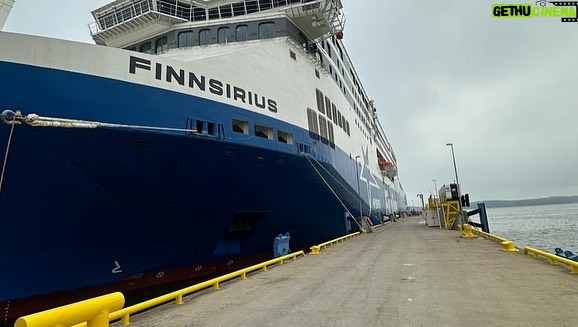 Henri Alén Instagram - Go Finnlines ⛴️⚓️ Naantaliin on juuri seilannut paatti lastattuna herkuilla, siistillä miljööllä ja pikku koirapuistolla! Pari vuotta sitten @finnlinessuomi otti yhteyttä ja pyysi jeesiä ruokatuotteen kanssa. Sitä on nyt reilu vuosi veivattu, mietitty ja suunniteltu ja vihdoin pääsette kokeilemaan uutta laivaa reitillä Naantali-Kappelskär. Laivan konsepti on suunnattu toki rahdille mutta myös rauhassa nautiskelijoille. Jos raju bilelaiva ei puhuttele niin tässä perfetto paikka nauttia merestä. Ja mikä hauskaa niin vaikka luppakorvan kanssa😊. Eikun kipparihattu päähän ja seilaa🙌 #finnlines #botski #sailor #merellä #aikuistenoikeasti #nautiskeluun #finnsirius