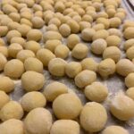 Henri Alén Instagram - Möttöne? Ens viikolla vaihtuu Fiascossa menu, ja inasen käsityötä vaatii mutta sen arvoista. Spesiaali pastaksi tulee paahdetulla zucchinilla ja vuohenjuustolla täytetty...? Möttönen. Yritän vielä miettiä mikä tämän muodon virallinen nimi on🤔. Pääruoalle tulee lisukkeeksi pieniä gnoccheja eli gnocchetteja. Tähän törmäsin viime kesänä Abruzzossa @trabocco_puntaisolata jossa tarjottiin niitä merirapu tartarin kera. Ja kyllä. Tryffelipasta on bäck⭐️. @restaurantfiasco #vabene #menuhommia #möttönen #pasta #gnocchi #chefslife #fiasco? #italy