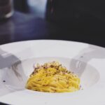 Henri Alén Instagram - Tarrrrtufo! Kukaan teistä ei arvaa mitä ens viikolla tulee @restaurantfiasco menulle? Vinkki: Sitä on mustaa ja valkoista, asuu maan uumenissa. Sitä syödessä ei voi murehtia. Se naurattaa. #vihdoin #season #syksyalkaa #tubermelanosporum #tuberaestivum #tubermagnatumpico