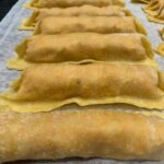 Henri Alén Instagram - Pasta tekee onnelliseksi 🍝 Tähän tulokseen tuli professori Vincenzo Russo tutkimuksessaan IULM-yliopistosta. Tämän nyt olisi voinut todeta ilman tutkimustakin koska pasta nyt vaan on ihanaa valmistaa ja syödä. @restaurantfiasco nyt menulla kolme kovaa pasta-soturia. Kani cannelonit jotka täytetty pehmeällä kani-ragoutilla, pieniä käsintehtyjä gnoccheja lisukkeena pääruoalle ja tietenkin tryffelipastaa Marco Giancosan valmistasta pastasta Piemontesta. Nyt rullaten kohti loppuviikkoa pastakone laulaen 🎷! #fiasco #pasta #canneloni #primi #tartufo #eat #joy #pastamaking #gnocchi #vabene