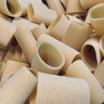 Henri Alén Instagram - Paccheri-pasta Lyhyt ja tanakka tuubi Napolin ja Campanian hoodeilta. Tämä on yksi hauskimmista pastoista kokata. Paccheri pitää tarjota aina kunnolla Al dente, ei Del Monte. Hyvästä gragnano-vehnästä valmistettuna purutuntuma ja maku on taidetta. Duunissa tästä tehdään tomaattinen savusimpukka pasta jossa tilkka vodkaa maustamassa ja raikastamassa savuisuutta. Lets paccheri folks! #fiasco? #paccheri #gragnanopasta #bene #pastalove #kokkaushommat #kuinkotonaitaliassa