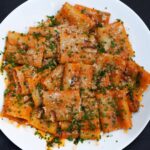 Henri Alén Instagram - Paccheri-pasta Lyhyt ja tanakka tuubi Napolin ja Campanian hoodeilta. Tämä on yksi hauskimmista pastoista kokata. Paccheri pitää tarjota aina kunnolla Al dente, ei Del Monte. Hyvästä gragnano-vehnästä valmistettuna purutuntuma ja maku on taidetta. Duunissa tästä tehdään tomaattinen savusimpukka pasta jossa tilkka vodkaa maustamassa ja raikastamassa savuisuutta. Lets paccheri folks! #fiasco? #paccheri #gragnanopasta #bene #pastalove #kokkaushommat #kuinkotonaitaliassa