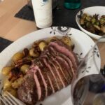 Henri Alén Instagram - Opus One Vaimon synttäreiden kunniaksi tuli kokattua peuranpaistia ja avattua 2005 ostettu Opus One. Nuorena kokkina tämä viini edusti itselle progressiivisuutta ja tykkäsin sen ideasta. Amerikkalainen Robert Mondavi ja Ranskalainen Baron Philippe de Rothschild kimpassa tämän vineton pyöräyttivät ja näin uuden sekä vanhan viinimaiden kulttuurit löivät kättä yhteen. Viini oli Kaliforniasta tuttua vahvaa tammea ja kypsää hedelmää mutta silti Ranskalaisen Bordeauxin herkkyyttä löytyi. Kokattu peura jäi inasen jalkoihin mutta paistetut kantarellit toivat viinistä esiin sen parhaat puolet. Kannatti hillota kaapissa, ja ennenkaikkea isot onnittelut vaimolle synttäreiden johdosta❤️. #opusone #dinnerson #fest #wines #himas #kotona #chef #californianwines🍷❤️