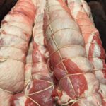 Henri Alén Instagram - Agnello porchettato Pienet narusulkeet ja karitsankylkirullat pääsee kohta uuniin. Sisällä hieman jauhettua karitsaa ja tryffeliä. Kevyt sipaisu konjakilla ja uuniin hautumaan yön yli. @restaurantfiasco huomenna uusi menu kuorrutettuna kaikella mahdollisilla herkuilla Siika al Saorista Baba Napoletanaan. Lets herkutellaan joulua kohti! #porchetta #fiasco? #vabene #joulu #parastaaikaa #weloveitaly #joulumenu #nouplaatikkos