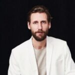 Henri Alén Instagram - Miksi Fiasco? Miksi @restaurantfiasco nimi on Fiasco? Tätä minulta ja henkilökunnalta kysytään alvariinsa🤔. Tarina nimen takana menee näin: Covid sulkujen aikaan istuttiin huoltoasemalla kahvilla @pekkastrang kanssa, koska aikaa oli. Kerroin Pekalle että hotsittaisi tehdä Italialainen ravintola mutta en tiedä puhuttelisiko se kansaa vai tulisiko siitä täysi pannukakku? Pekka sanoi että mietippä mitä pahimmillaan siitä voi koitua? Teatteripiireissä kun homma menee lavalla pieleen niin se on Fiasco, ei sen vakavampaa. Kiitin Pekkaa ja pistin siltä istumalta logon suunnittelun eteenpäin ja pastan keitto korit tilaukseen. Kysymysmerkin logoon lisäsin jotta nimi ei olisi enne vaan kysymys. Että kiitos vaan Pekka kahveista! #pekka #fiasco?