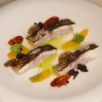 Henri Alén Instagram - Raakaa ja sitrusta💫 Siikaa crudo kevyesti paahdettuna, sitrushedelmää ja oliiviöljyä. @restaurantfiasco menun alkuruoka nyt listalla. Pieni paahteisuus tuo ryhtiä siikaan ja sitrushedelmät hyvää happamuutta. Oliiviöljynä Materia Prima jossa vieno ruohoinen vehreä aromi. Ei liikaa, vaan juuri sopiva piccante loraus😊. Nyt essu eteen ja iltaa kohti! #crudo #fiasco #kokkihommat #alkueväät #italy #hyvätjutut #chefslife