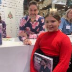 Henri Alén Instagram - Kirjamessut shöy! Olipa kiva käydä kirjamessuilla kokkailemassa ja tapaamassa tuttuja. Kuvassa poseeraan lemppari pikku-kokki Ia:n kanssa joka oli juuri käynyt pistämään @glorianruokajaviini lehden kestotilaukseen itsellensä. Tuleva huippu herkkusuu😄. Omat kirjat loppuivat ReadMe:n ja Akateemisen osastolta ennenkuin signeeraus edes pääsi kunnolla käyntiin, mutta painokone vaan käyntiin👍. Siisteintä oli silti olla todistamassa kuinka paljon faneja painetulla kirjallisuudella on. Ihanan paljon❤️. Mukavat maanantait kaikille! #kirjamessut2023 #henkanitalia #cookbooks #opus #kivapaita #italy