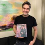 Henri Alén Instagram - Kirjamessuille! Sunnuntaina käväisen kirjamessuilla ja kokkaan kirjastani jonkun herkun klo 15:00 näytöskeittiössä. Siitä sitten signeeraamaan @readme.fi osastolle noin klo 16:00 ja @akateeminenkirjakauppa 16:30. Tule moikkaamaan ja turisemaan jos näet messu hulinassa. Kuvan 2 kirjoittaja-muusani ei valitettavasti pääse paikalle. Nähään! #kirjamessut #henkanitalia #cookbook #bene #ruokakirjat #readme #reseptiäpukkaa