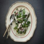 Henri Alén Instagram - Vihanneksia Tonnato Tämä resepti on uudessa opuksessani. Kuohkea tonnato-kastike sopii muullekin kuin vasikalle. Suomessa ei teuraaksi edes vasikkaa kasvateta, ja itse sitä en mielelläni käytä vaikka super-herkullista onkin. Yhtä hyvän version saa aikaan keitetystä naudankielestä. Tonnato-kastike ei ole tonnikala-majoneesi. Sen tulee olla kuohkea ja pehmeä. Makua siihen lisää muutama sardellifilee, sitruuna ja kapris. Esimerkiksi paahdettujen vihreiden vihannesten kanssa syntyy erittäin toppen alkuruoka🤌🏻 Lets tonnato! Kuva @nicobackstrom #henkanitalia #kirja #book #tonnato #tuna #bene #hyvääevästä