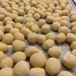 Henri Alén Instagram - Pasta tekee onnelliseksi 🍝 Tähän tulokseen tuli professori Vincenzo Russo tutkimuksessaan IULM-yliopistosta. Tämän nyt olisi voinut todeta ilman tutkimustakin koska pasta nyt vaan on ihanaa valmistaa ja syödä. @restaurantfiasco nyt menulla kolme kovaa pasta-soturia. Kani cannelonit jotka täytetty pehmeällä kani-ragoutilla, pieniä käsintehtyjä gnoccheja lisukkeena pääruoalle ja tietenkin tryffelipastaa Marco Giancosan valmistasta pastasta Piemontesta. Nyt rullaten kohti loppuviikkoa pastakone laulaen 🎷! #fiasco #pasta #canneloni #primi #tartufo #eat #joy #pastamaking #gnocchi #vabene