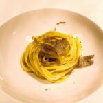 Henri Alén Instagram - Pasta tekee onnelliseksi 🍝 Tähän tulokseen tuli professori Vincenzo Russo tutkimuksessaan IULM-yliopistosta. Tämän nyt olisi voinut todeta ilman tutkimustakin koska pasta nyt vaan on ihanaa valmistaa ja syödä. @restaurantfiasco nyt menulla kolme kovaa pasta-soturia. Kani cannelonit jotka täytetty pehmeällä kani-ragoutilla, pieniä käsintehtyjä gnoccheja lisukkeena pääruoalle ja tietenkin tryffelipastaa Marco Giancosan valmistasta pastasta Piemontesta. Nyt rullaten kohti loppuviikkoa pastakone laulaen 🎷! #fiasco #pasta #canneloni #primi #tartufo #eat #joy #pastamaking #gnocchi #vabene
