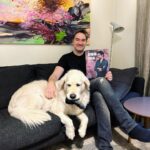 Henri Alén Instagram - Kirjamessuille! Sunnuntaina käväisen kirjamessuilla ja kokkaan kirjastani jonkun herkun klo 15:00 näytöskeittiössä. Siitä sitten signeeraamaan @readme.fi osastolle noin klo 16:00 ja @akateeminenkirjakauppa 16:30. Tule moikkaamaan ja turisemaan jos näet messu hulinassa. Kuvan 2 kirjoittaja-muusani ei valitettavasti pääse paikalle. Nähään! #kirjamessut #henkanitalia #cookbook #bene #ruokakirjat #readme #reseptiäpukkaa