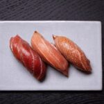 Henri Alén Instagram - Endo n Hommies Finnjävelissä loppuviikon tarjolla todella kova kattaus Salongin puolella kun Sushi-mestari Norihito Endo saapui Tokiosta entouragen kera. Yhteismenu Tommin ja Jääveleiden kanssa on kyllä huikea ja salissa tapahtuva serveeraus melkoista taidonnäytettä. Ainoa toive mikä kavereilla oli on päästä saunaan ja uimaan mereen. Ja kyllähän se järjestetään💦 #finnjävel #endo #sushi #japanese #finland #masters #koviahommia