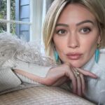 Hilary Duff Instagram - Love these soft tones today. I pull these earrings out a few times a year and let them win over my normal gold hoops. Also the sweater is screaming holiday season isn’t it?!! @switchboutique @nikkilee901 @karayoshimotobua ♥️ you guys for getting a girl to her best