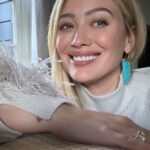 Hilary Duff Instagram - Love these soft tones today. I pull these earrings out a few times a year and let them win over my normal gold hoops. Also the sweater is screaming holiday season isn’t it?!! @switchboutique @nikkilee901 @karayoshimotobua ♥️ you guys for getting a girl to her best