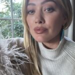 Hilary Duff Instagram - Love these soft tones today. I pull these earrings out a few times a year and let them win over my normal gold hoops. Also the sweater is screaming holiday season isn’t it?!! @switchboutique @nikkilee901 @karayoshimotobua ♥️ you guys for getting a girl to her best