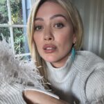 Hilary Duff Instagram - Love these soft tones today. I pull these earrings out a few times a year and let them win over my normal gold hoops. Also the sweater is screaming holiday season isn’t it?!! @switchboutique @nikkilee901 @karayoshimotobua ♥️ you guys for getting a girl to her best
