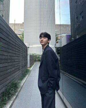 Hong Eun-ki Instagram - 뜻깊은 날 함께해주셔서 고맙습니다🖤
좋은 하루, 편한 밤 되세요 :)
#미리생일 #earlybirthday