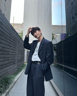 Hong Eun-ki Instagram - 뜻깊은 날 함께해주셔서 고맙습니다🖤
좋은 하루, 편한 밤 되세요 :)
#미리생일 #earlybirthday