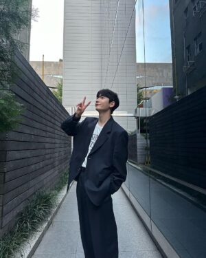Hong Eun-ki Instagram - 뜻깊은 날 함께해주셔서 고맙습니다🖤
좋은 하루, 편한 밤 되세요 :)
#미리생일 #earlybirthday