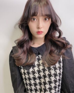 Honoka Yahagi Instagram - 最近、エミリー in Parisにハマりすぎて。
お洋服、真似ようと頑張ってる☺️
カラフルな衣装が多いから、勇気いるけど。
雰囲気だけでも✨
こういうの着たらいいかも！とアドバイスもらえたら嬉しいな♥️

#前と同じ写真ですみません 💦