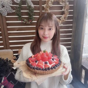 Honoka Yahagi Instagram - イチゴのタルトを母と作ってみた🍓
2枚目から狙われてるの図。