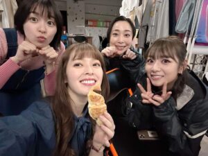 Honoka Yahagi Instagram - ついに！本日！
#ひともんちゃくなら喜んで ！最終回、 #ABCテレビ にて11:55〜放送✨

最後まで、たくさんの方に支えていただいて、応援していただいて、嬉しい気持ちと感謝の気持ちでいっぱいです。ありがとうございます！

撮影してた日々は、毎日本当に楽しくて楽しくて。
素敵なスタッフ・キャストの皆さんと、この作品を創ることができて幸せでした。

ひともんちゃくなら喜んで！で出会えた皆さんが、大っっっ好きです。

最後までお見逃しなくですっ🙌🏻
#犬飼貴丈 #綱啓永 #北野日奈子 #鳴海唯 #大谷麻衣