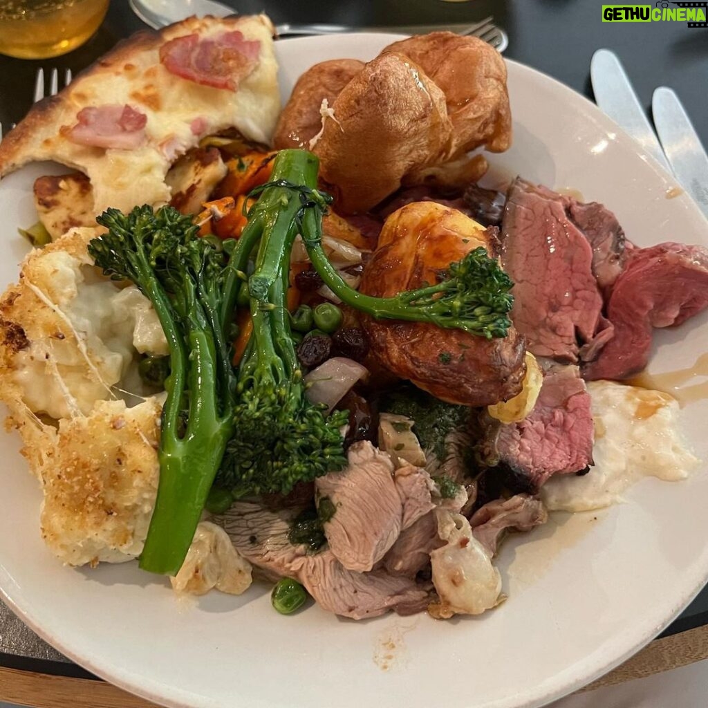 Hugh Jackman Instagram - This week’s cheat meal. Discuss.
