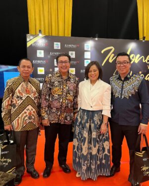 Indra Yudhistira Instagram - 12 tahun yang lalu, bayi bernama Kompas TV hadir, membawa cita-cita televisi yang menginspjrasi Indonesia. 

Hari ini Kompas TV merayakan ulang tahun ke 12. Saya ikut merayakan bersama sebagian founder Kompas TV.