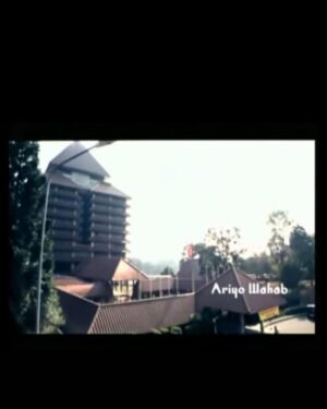 Indra Yudhistira Instagram - 20 tahun lalu, saya syuting film Biarkan Bintang Menari di kampus Universitas Indonesia. Saat itu saya bermimpi betapa bangganya saya jika kelak anak saya bisa kuliah di tempat ini. Mimpi 20 tahun lalu terwujud, @nadindarindra diterima di Fakultas Ekonomi dan Bisnis UI dan akan menjalani kuliahnya awal Agustus 2023. Selamat yah Nadinda.