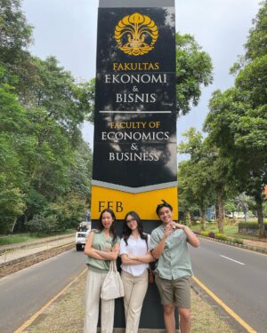 Indra Yudhistira Instagram - 20 tahun lalu, saya syuting film Biarkan Bintang Menari di kampus Universitas Indonesia. Saat itu saya bermimpi betapa bangganya saya jika kelak anak saya bisa kuliah di tempat ini. Mimpi 20 tahun lalu terwujud, @nadindarindra diterima di Fakultas Ekonomi dan Bisnis UI dan akan menjalani kuliahnya awal Agustus 2023. Selamat yah Nadinda.