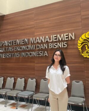 Indra Yudhistira Instagram - 20 tahun lalu, saya syuting film Biarkan Bintang Menari di kampus Universitas Indonesia. Saat itu saya bermimpi betapa bangganya saya jika kelak anak saya bisa kuliah di tempat ini. Mimpi 20 tahun lalu terwujud, @nadindarindra diterima di Fakultas Ekonomi dan Bisnis UI dan akan menjalani kuliahnya awal Agustus 2023. Selamat yah Nadinda.