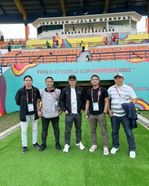 Indra Yudhistira Instagram - Visiting Emtek team as Host Broadcaster.
Thrilled to be here at the broadcast compound of the FIFA World Cup U17 in Bandung! It’s an incredible experience to be surrounded by the energy and excitement of this global tournament. Huge congratulations to our team for achieving their best result. I’m so proud of all their hard work and dedication.