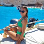 Inna Puhajkova Instagram - Navagio (Shipwrack)❗ Tohle místo jsem měla uložené na wishlistu už hodně dlouho, bohužel stejně jako asi milion dalších lidí a podle toho to tak i vypadalo🙈 Turisticky natolik zahlcené, až je vám nepřijemné tam být. Všude troubící lodě, které neustále připlouvají a odplouvají, pokřikující na lidi ve vodě aby jim uhnuli. Při pohledu na zaplněnou pláž se mi na ni ani nechtělo a ani jsem na ni nešla, pro dobrý pocit proběhlo alespoň rychlé koupání u lodi a rychle pryč. Zklamání z tohoto zážitku ale naštěstí přebyla ostatní nádherná místa, na která cestou narazíte, kouzelné malinké plážičky, krásné útesy, jeskyně a nádherná azurová voda. Doporučuji pronajmout si vlastní loď, ať už s kapitánem nebo bez, ať si můžete kdekoliv se vám zlíbí zastavit, pak to teprve stojí za to 💙🇬🇷💙 #zakynthos #greece #navagio #shipwreck #instaplace #crowded #crazy #bluecaves #beautifulwater Zakynthos Island