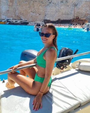 Inna Puhajkova Instagram - Navagio (Shipwrack)❗
Tohle místo jsem měla uložené na wishlistu už hodně dlouho, bohužel stejně jako asi milion dalších lidí a podle toho to tak i vypadalo🙈 Turisticky natolik zahlcené, až je vám nepřijemné tam být. Všude troubící lodě, které neustále připlouvají a odplouvají, pokřikující na lidi ve vodě aby jim uhnuli. Při pohledu na zaplněnou pláž se mi na ni ani nechtělo a ani jsem na ni nešla, pro dobrý pocit proběhlo alespoň rychlé koupání u lodi a rychle pryč. Zklamání z tohoto zážitku ale naštěstí přebyla ostatní nádherná místa, na která cestou narazíte, kouzelné malinké plážičky, krásné útesy, jeskyně a nádherná azurová voda. Doporučuji pronajmout si vlastní loď, ať už s kapitánem nebo bez, ať si můžete kdekoliv se vám zlíbí zastavit, pak to teprve stojí za to 💙🇬🇷💙

#zakynthos #greece #navagio #shipwreck #instaplace #crowded #crazy #bluecaves #beautifulwater