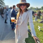 Inna Puhajkova Instagram - Minulý týden v Chuchli, dnes na Velké Pardubické 🐎Podtrženo, sečteno, je ze mě oficiálně fanoušek dostihů😊 Kdo je váš dnešní favorit🏆🤔? #velkapardubicka #dostihy #sundayfunday #perfectday Velká pardubická